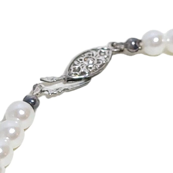 Vintage 16 Inch Faux Pearl Necklace With Ornate Clasp possibly silver. - Picture 4 of 12